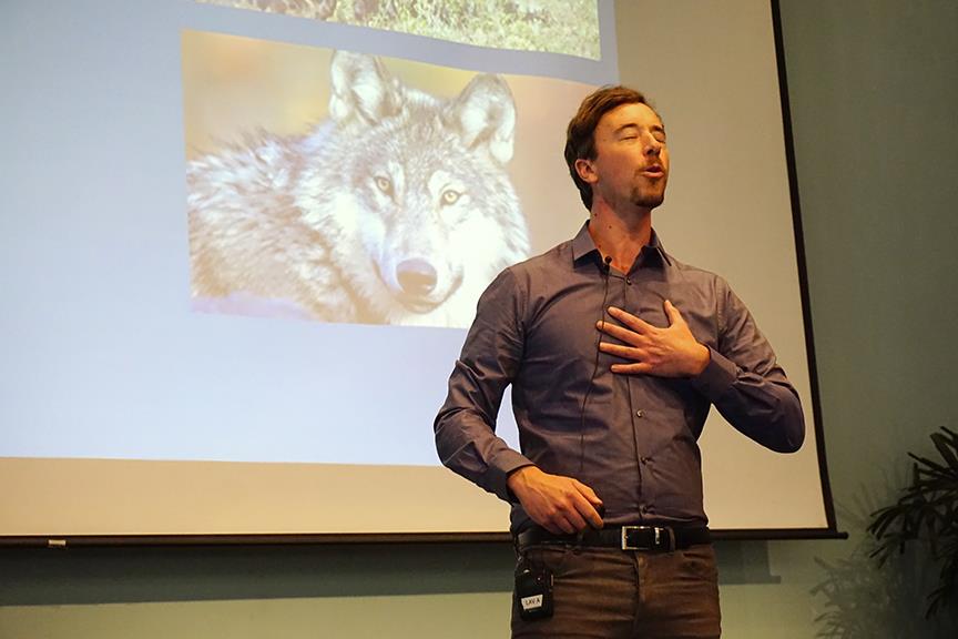geoff_willard_wolf_DSC03318_web Geoff Willard begins his talk with a howl. Credit: Patricia Marroquin